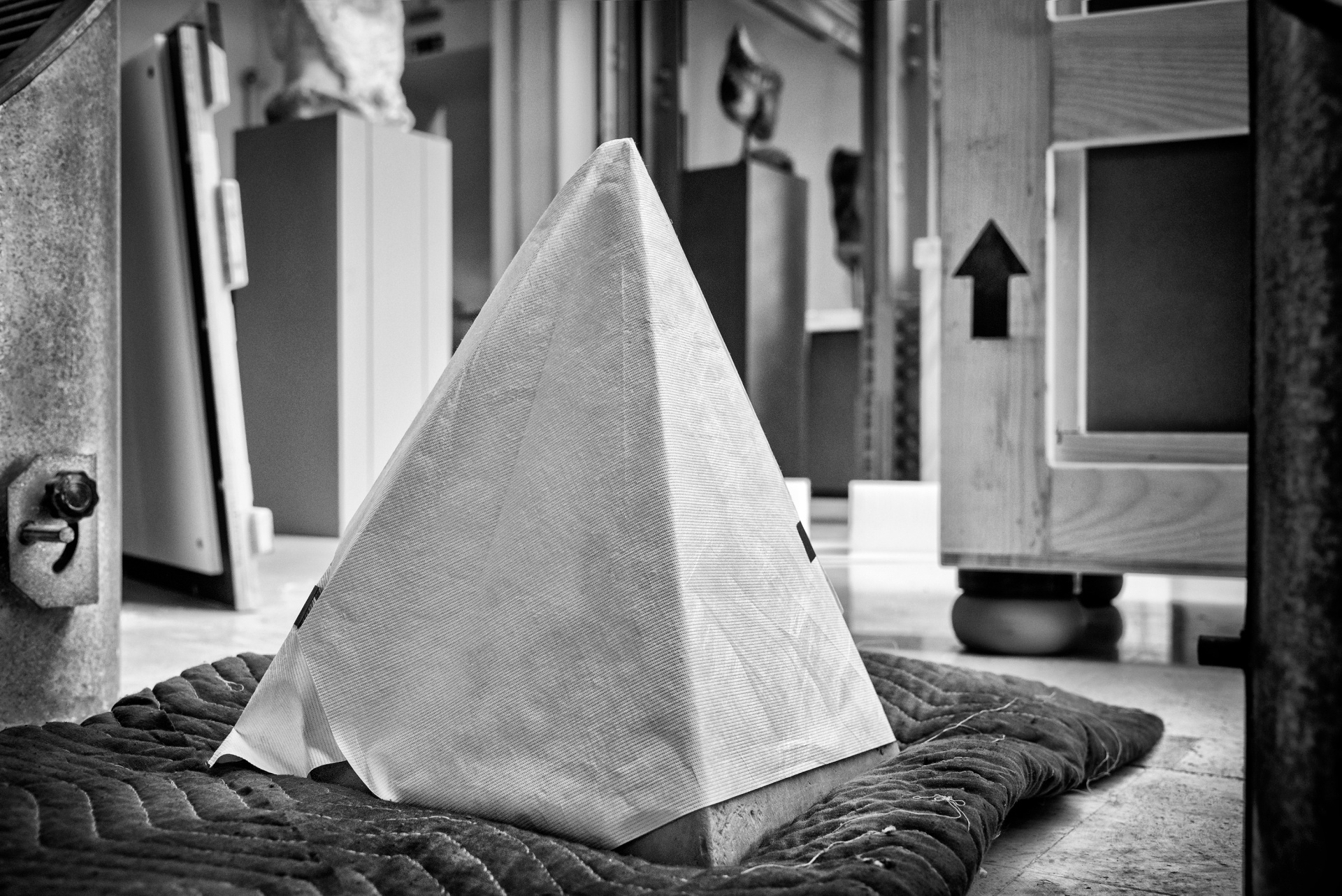 J. Paul Getty Museum | EDITORIA, Le fotografie documentano il riassemblaggio dell�obelisco Isideo nel Museo del Sannio di Benevento, di ritorno dal Paul Getty Museum di Los Angeles.